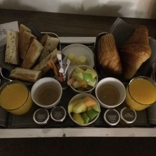 Petit dej Au top avec un room service efficace et ponctuel! BRAVO JULES & JIM! 