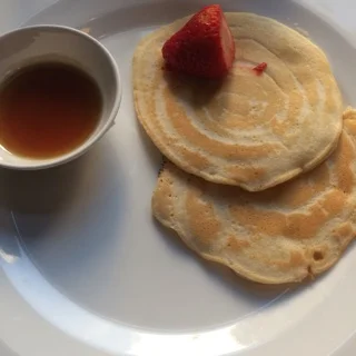 PANCAKES, SIROP D'ÉRABLE.