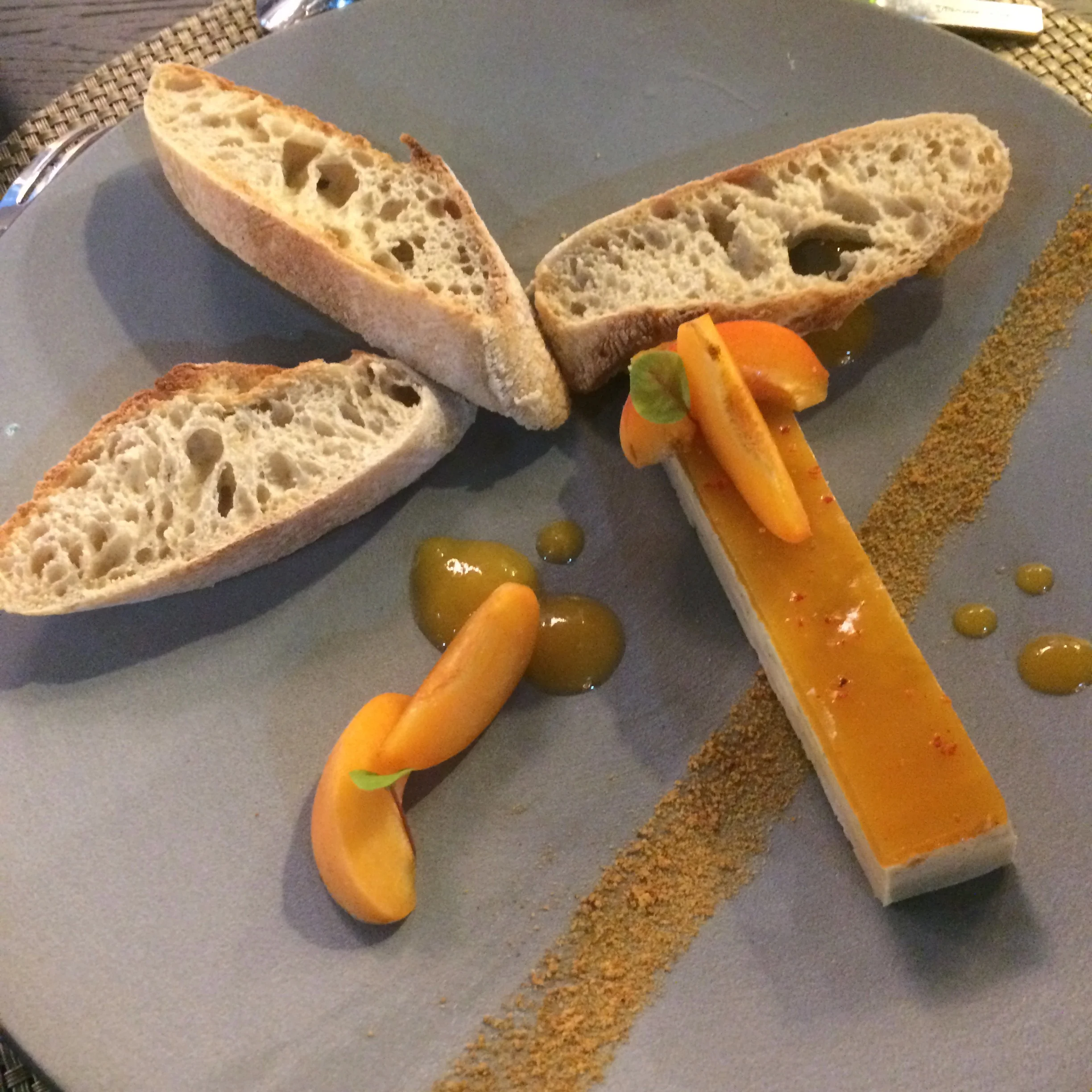 Accompagné de fines bulles de la Maison Laurent-Perrier , dégustez sans faste ce délicat Finger de foie gras de canard, abricot et toast de pain Lalos. Pour les végétariens, optez pour le Maquereau vin blanc moutarde verte et radis, une merveille!