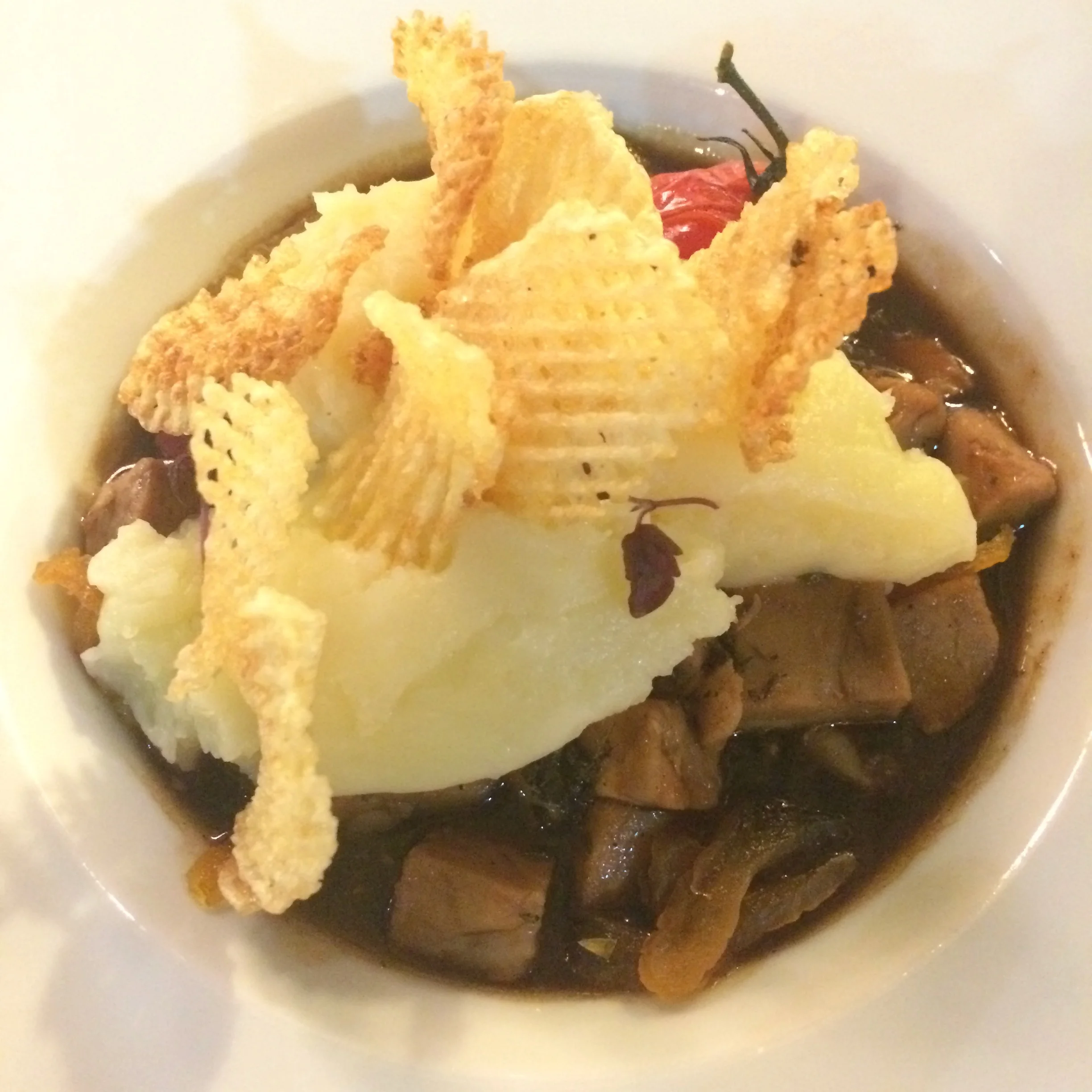 Suivez notre conseil et poursuivez avec ce délicieux Parmentier de l’Alcôve, le Plat signature du Chef! Pour les végétariens, la Dorade royale vierge aux agrumes, cromesquis de riz Thaï et parmesan est évidemment à tester!
