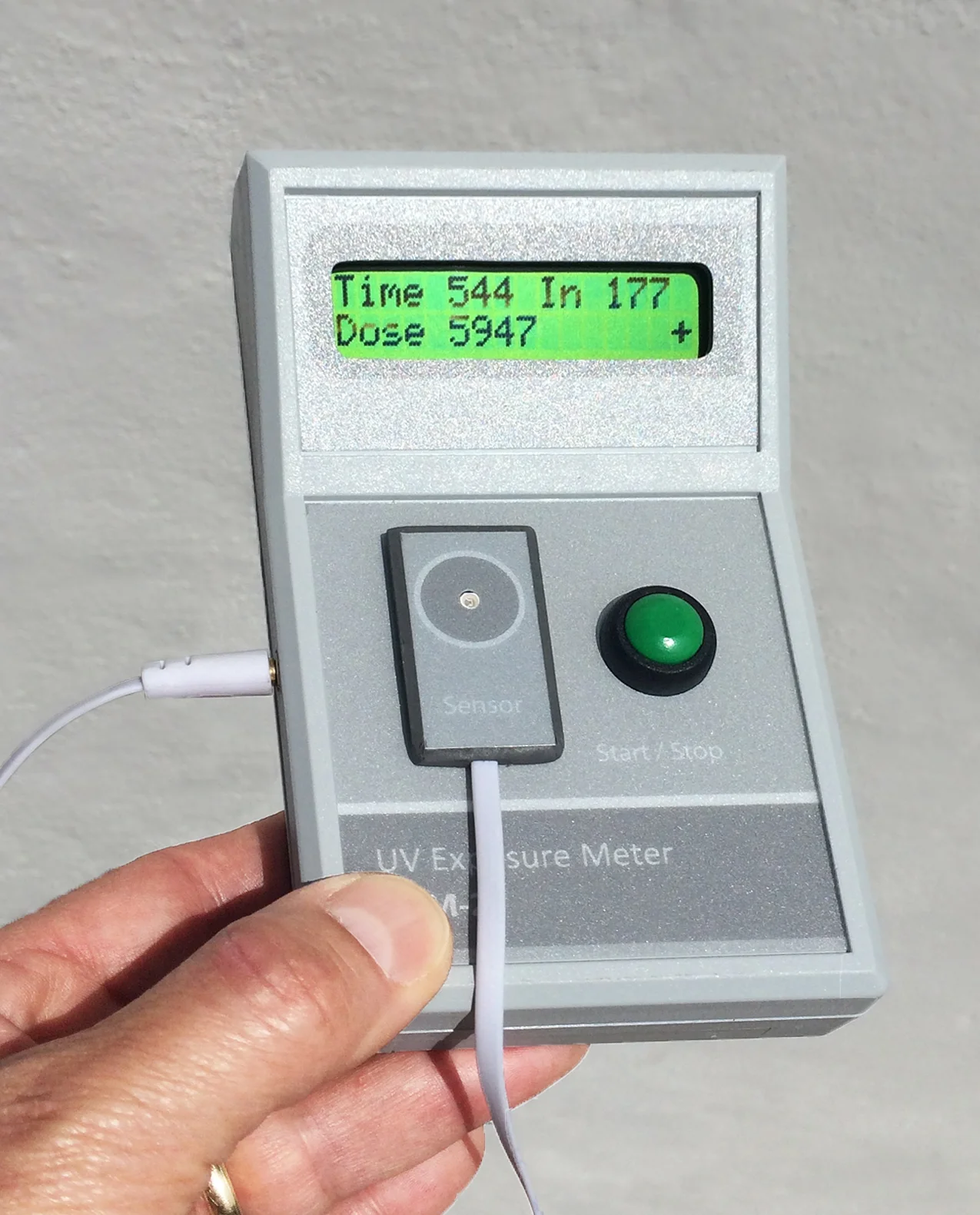  The external sensor also attaches magnetically to the front of the control unit for convenience when measuring sources such as the sun.