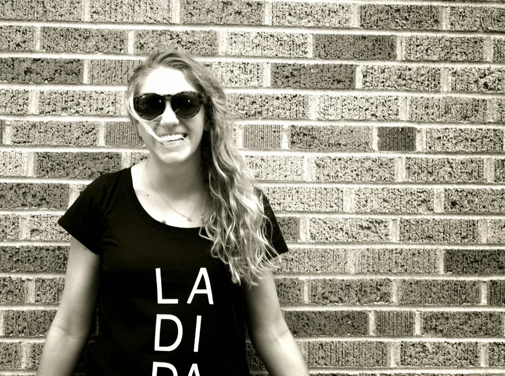 LA DA DI THE GRAPHIC TEE