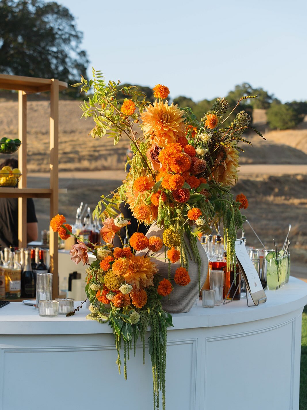 When the cocktails are cold and the color story is HOT.

@harleneevents welcomed guests to Ella and Govind&rsquo;s reception with a 360 bar. We went with a three-point floral plan:  two satellite arrangements anchoring the back corners, and this stun