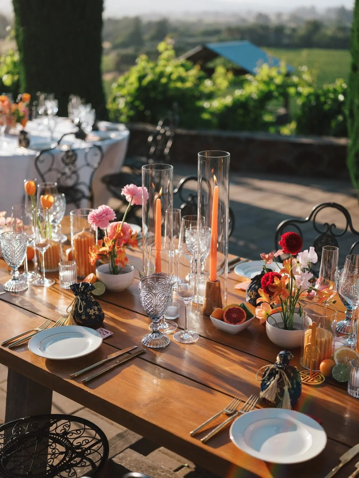 This is still one of my favorite tablescapes. With the iconic @viansawinery vineyards as our backdrop, we wanted the design to complement, not compete.

We leaned into warm citrus tones and layered in wax candles to echo the late afternoon sun. Arran