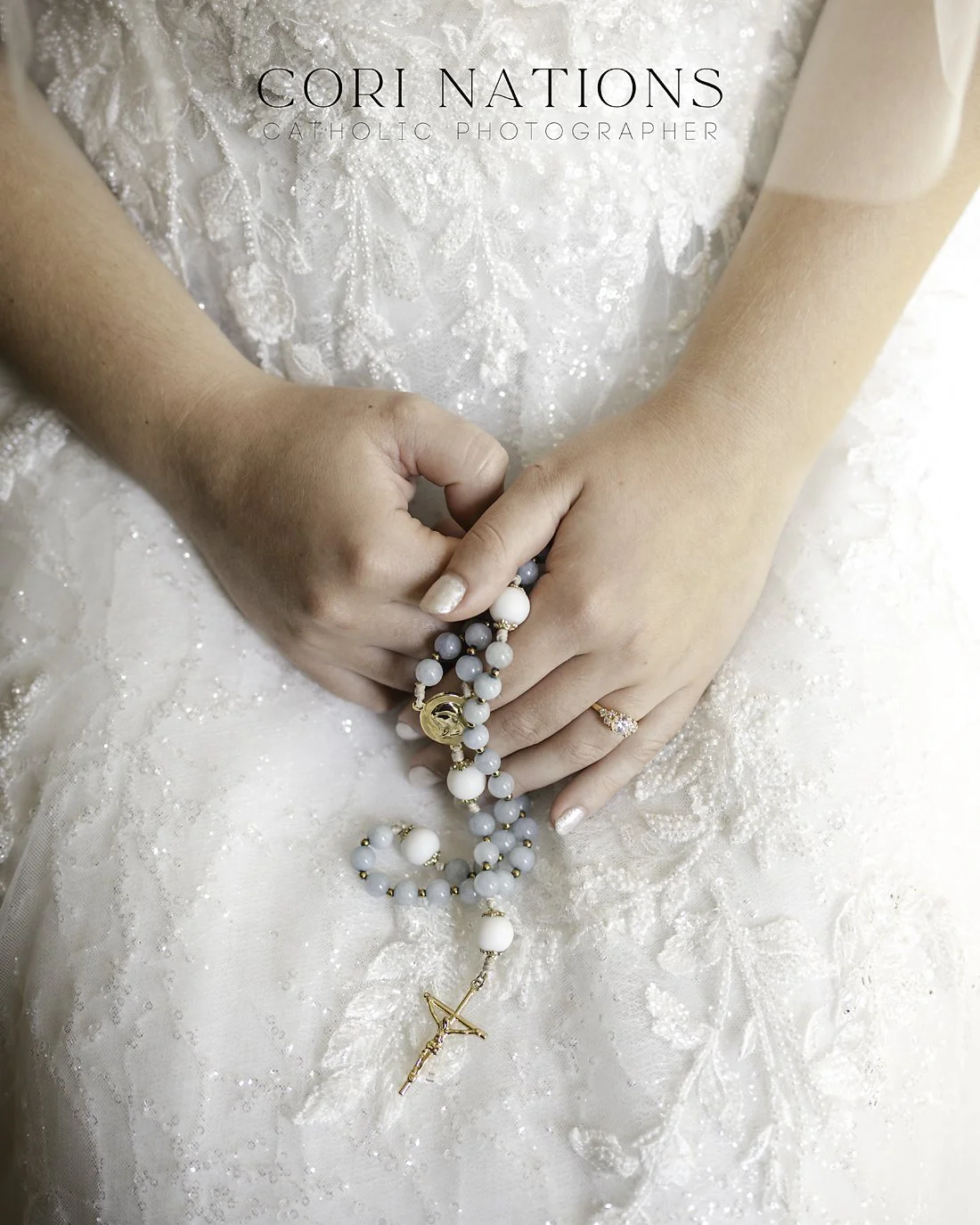Catholic bride with her rosary St. Lousi, Missouri photography