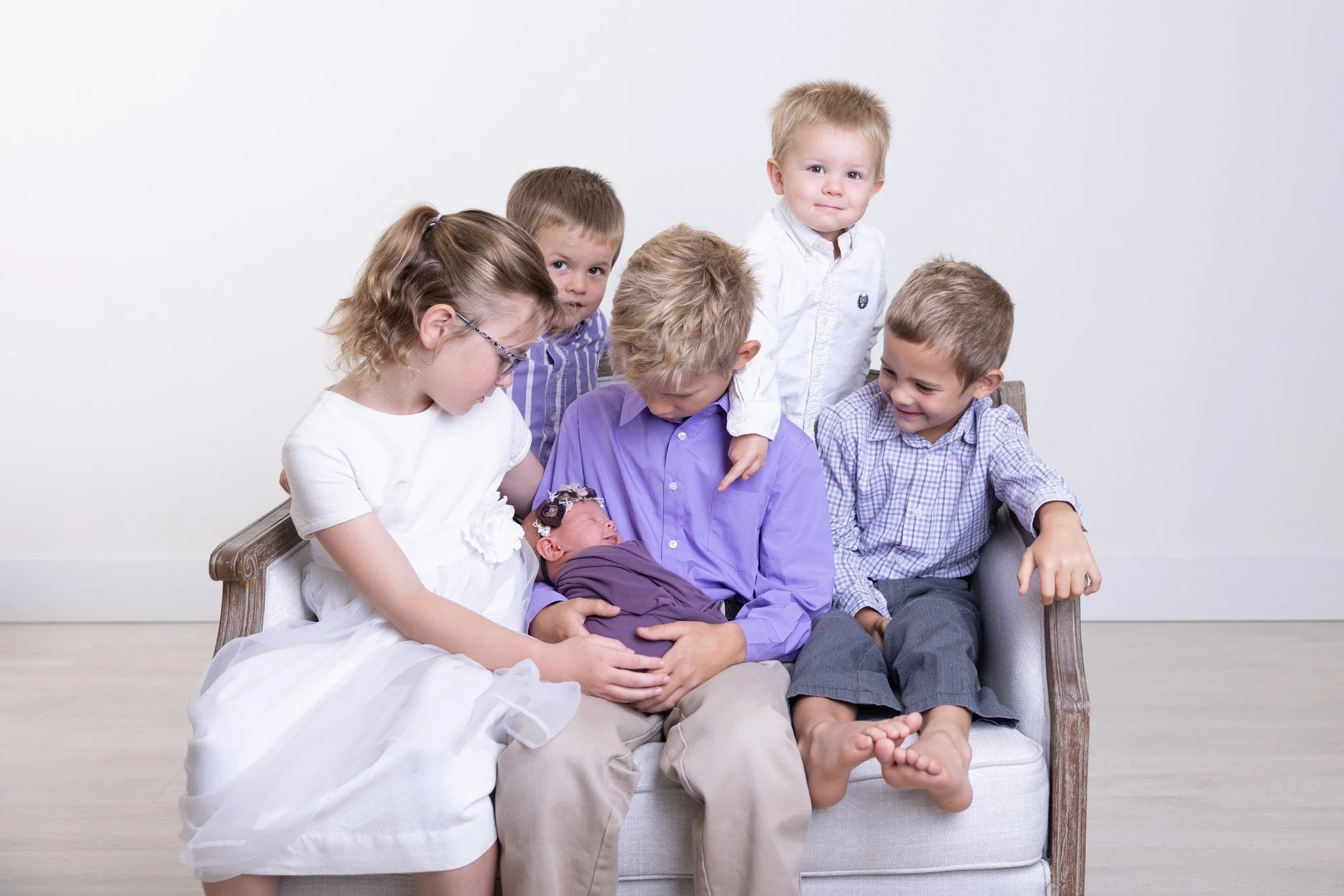 Someone wants to make sure that you see his new baby sister. 🥰

#stlcatholicphotographer #stlouisfamilyphotographer #stlouiskidphotographer #stlcatholic #catholicphotographer #familyphotographer #stlouisphotographer 
#stlouiscatholicportraitstudio