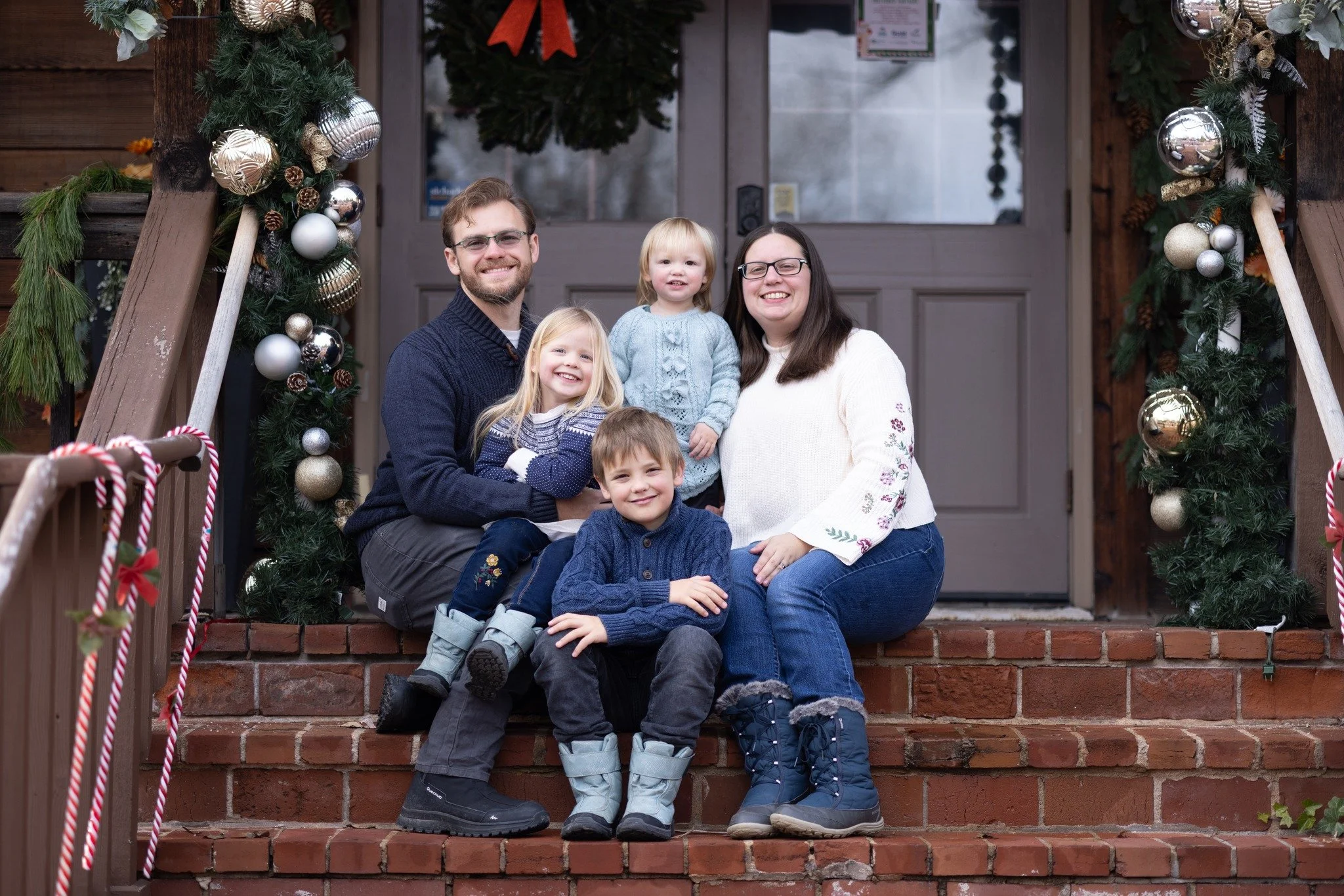 🎶🎄 Oh what fun it is to....watch a family grow year after year and capturing their family's joy of Christmas! 

(Plan NOW to have your Main Street Minis taken next December!)