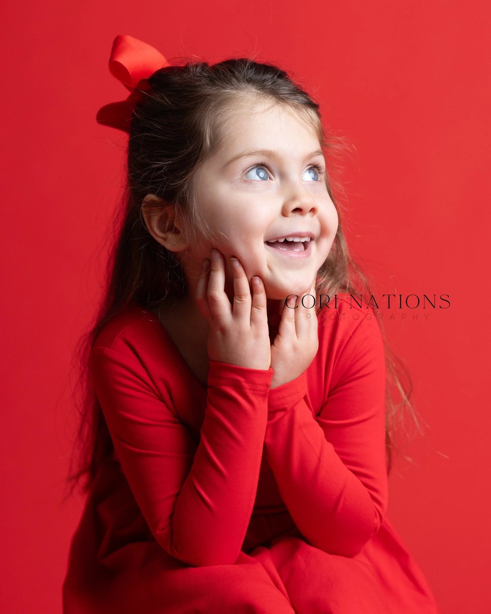 So excited to announce this year's St. Valentine's Day Mini sessions! How fun and simple is this. Red clothing on a red backdrop. The perk? Changing the to black and white to be used year round! Or keep them red and use them for Christmas! ❤

Link in
