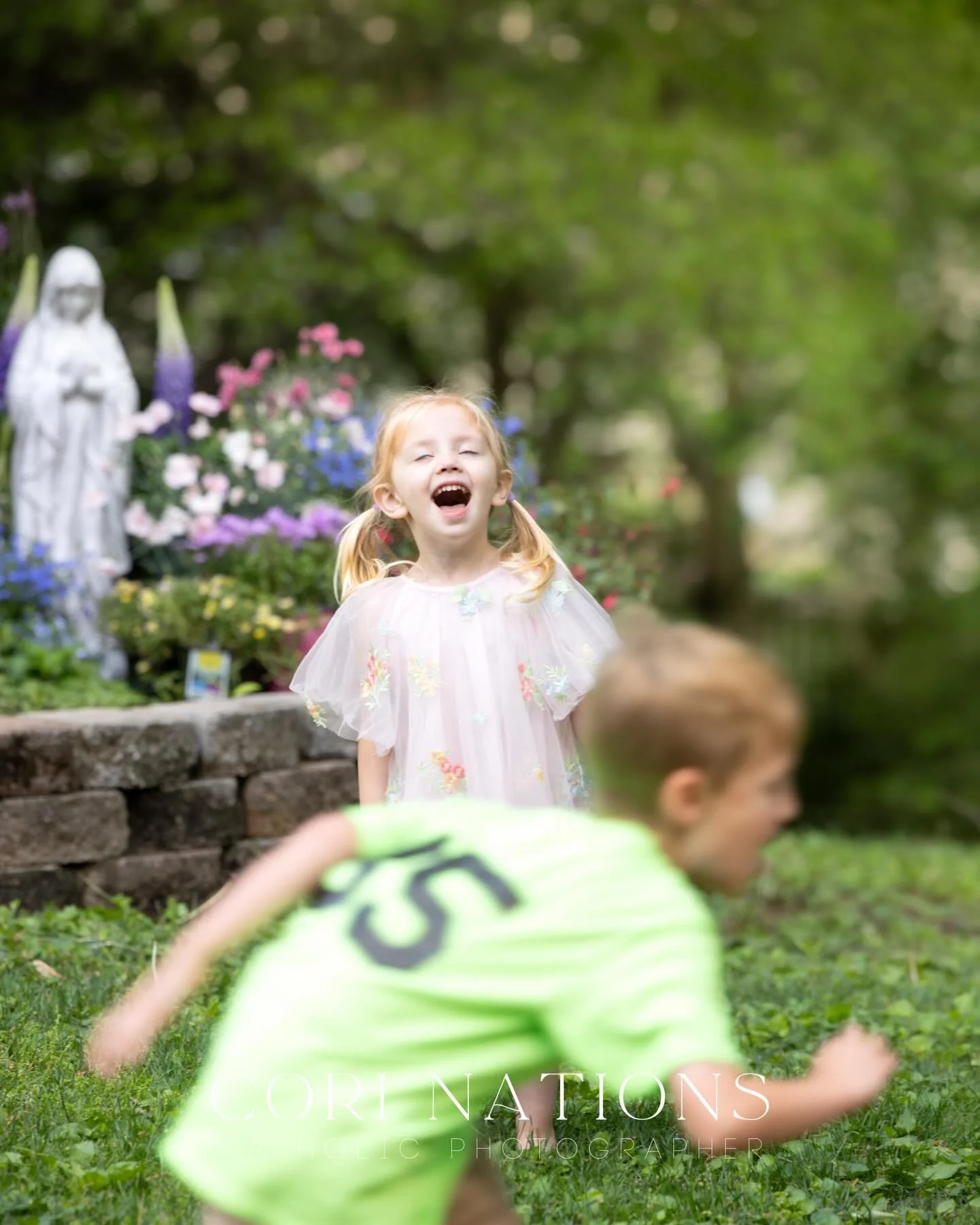 Photographer&rsquo;s kids. 🤣 when I&rsquo;m just trying for that one photo and manage to get real life. ❤️😍 #corinationsphotography #marygardenminis #stlcatholicphotographer #stlcatholiccommunity #stlcatholic