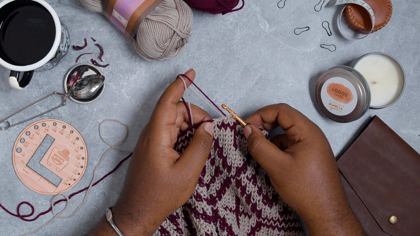 Happy WIP Wednesday makers! I&rsquo;m loving how my design is working up and more so, I love how efficient my tensioning method makes colorwork feel. (Swipe to see my hands at work!)
.
I hold both of my colors on my left index finger when I am doing 