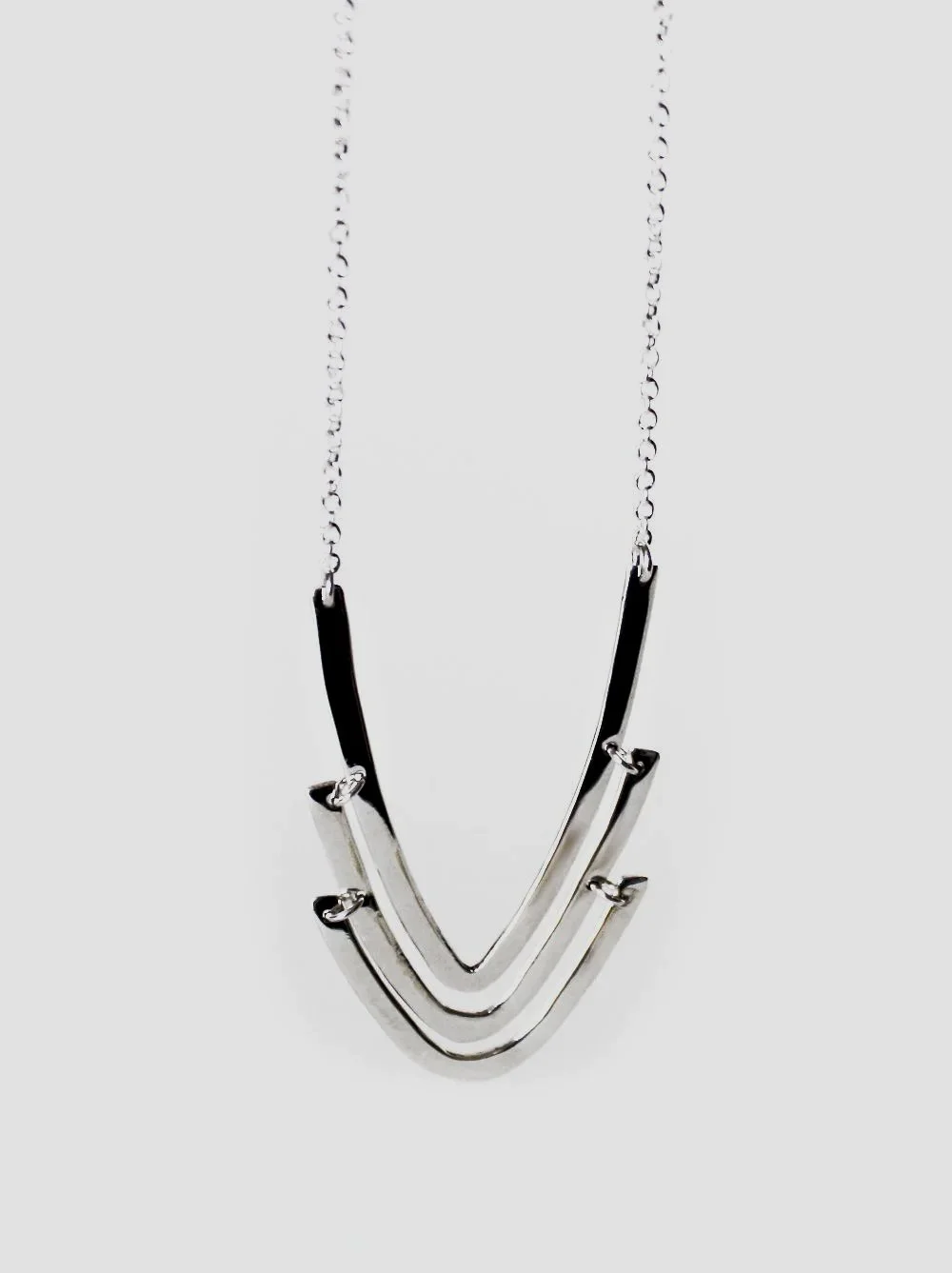 triple hammered v-shaped bars pendant