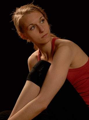 Jana-on-black-Dominus-Maris-Music-Productions-Detmar-Leertouwer-cello@2x.gif