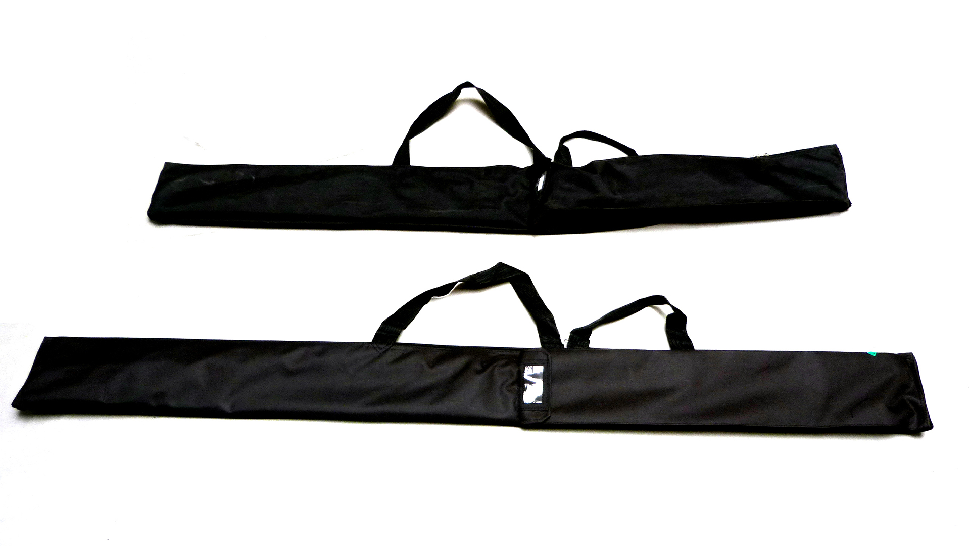 The weight of the flags is optimized for transport. A pole bag is included.