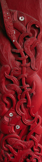 Maori carved house post from Tanenuiarangi meeting house, Waipapa marae, University of Auckland, depicting the navigator Kupe, holding a paddle to mark his prowess as a seafarer, an octopus (wheke), at his feet. Photo : Kahuroa. Public Domain. 