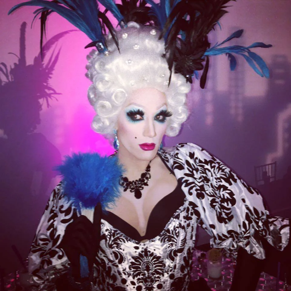 Marie Antoinette Strolling Table