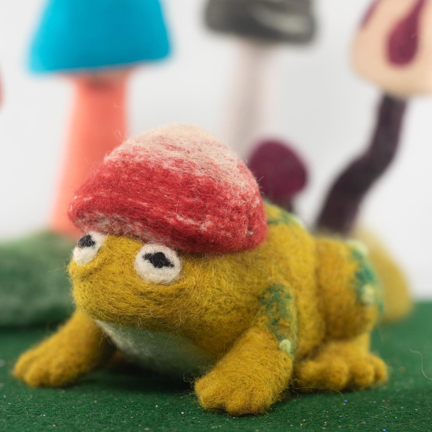 I made a friend for my friend for his friend! 
.
.
#felted #feltedwool #glamourshots #toad #fiberarts #mushrooms #mushroomart
