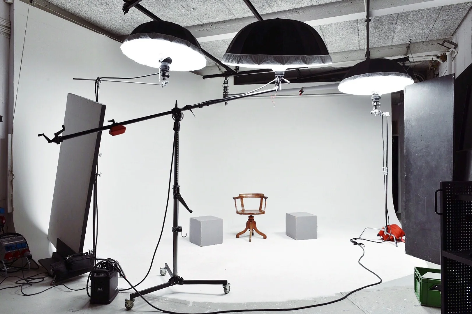 Tre stycken Profoto Umbrella Deep-paraplyer står för ljuset.