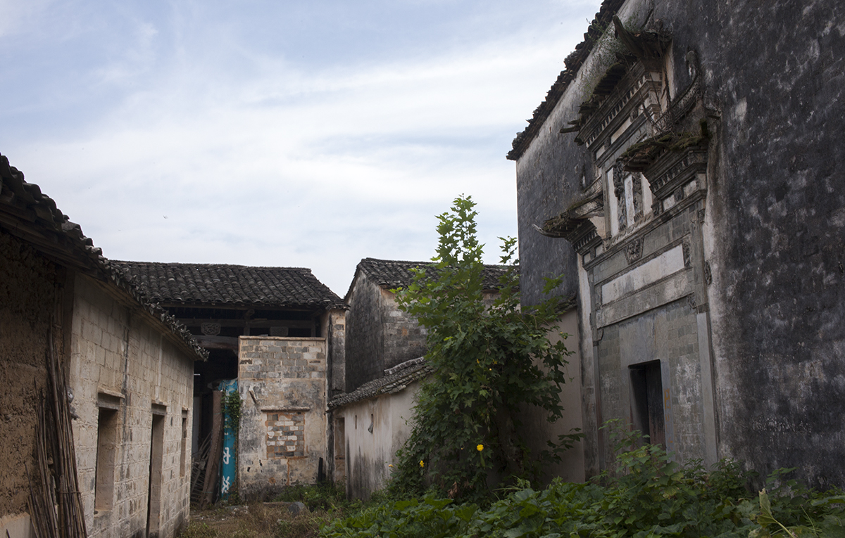   Despite its poor condition, the exterior wall of Mingxian Hall is a fine example of the distinctive architecture of the Huizhou region. The hall was built during the 18th century. The original stone carvings, murals, stele and the couplets that ado