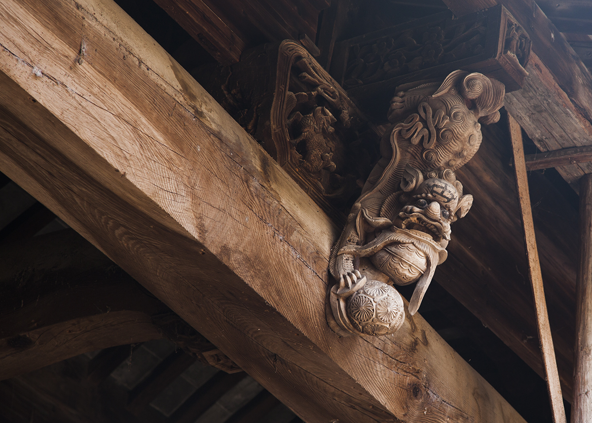   A carved lion perches in the corner of Mingxian Hall’s inner courtyard. During the Qing dynasty, when Mingxian Hall was built, the Huizhou region was known for its superior craftsmanship in stone, wood, brick and ink slab carving. Some elderly vill