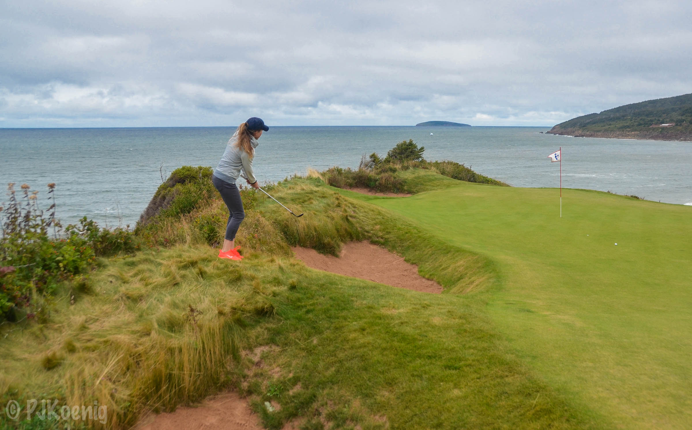 Golf Digest's Ashley Mayo takes on Cabot Cliffs' 16th hole.