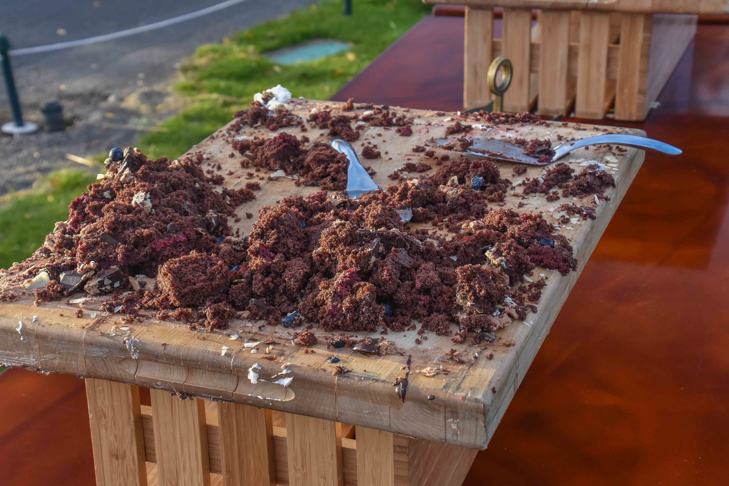 Before the golfers got after this cake, it was a perfectly sculpted sight of deliciousness. 