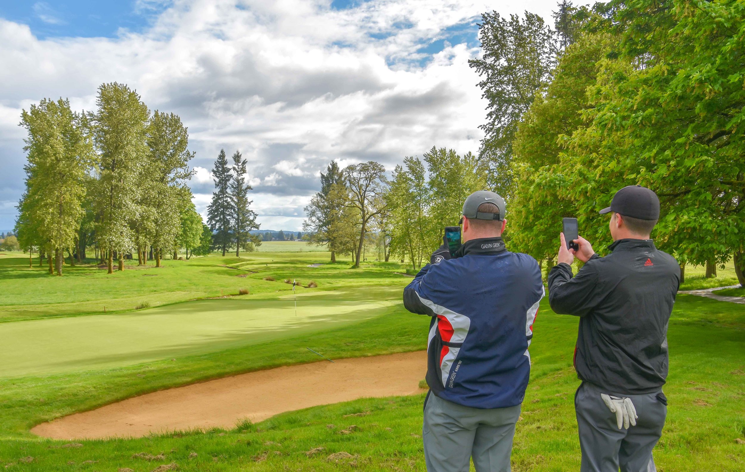 I show a couple of Eighty Clubbers the ropes of iPhone golf course photography at Pumpkin Ridge.