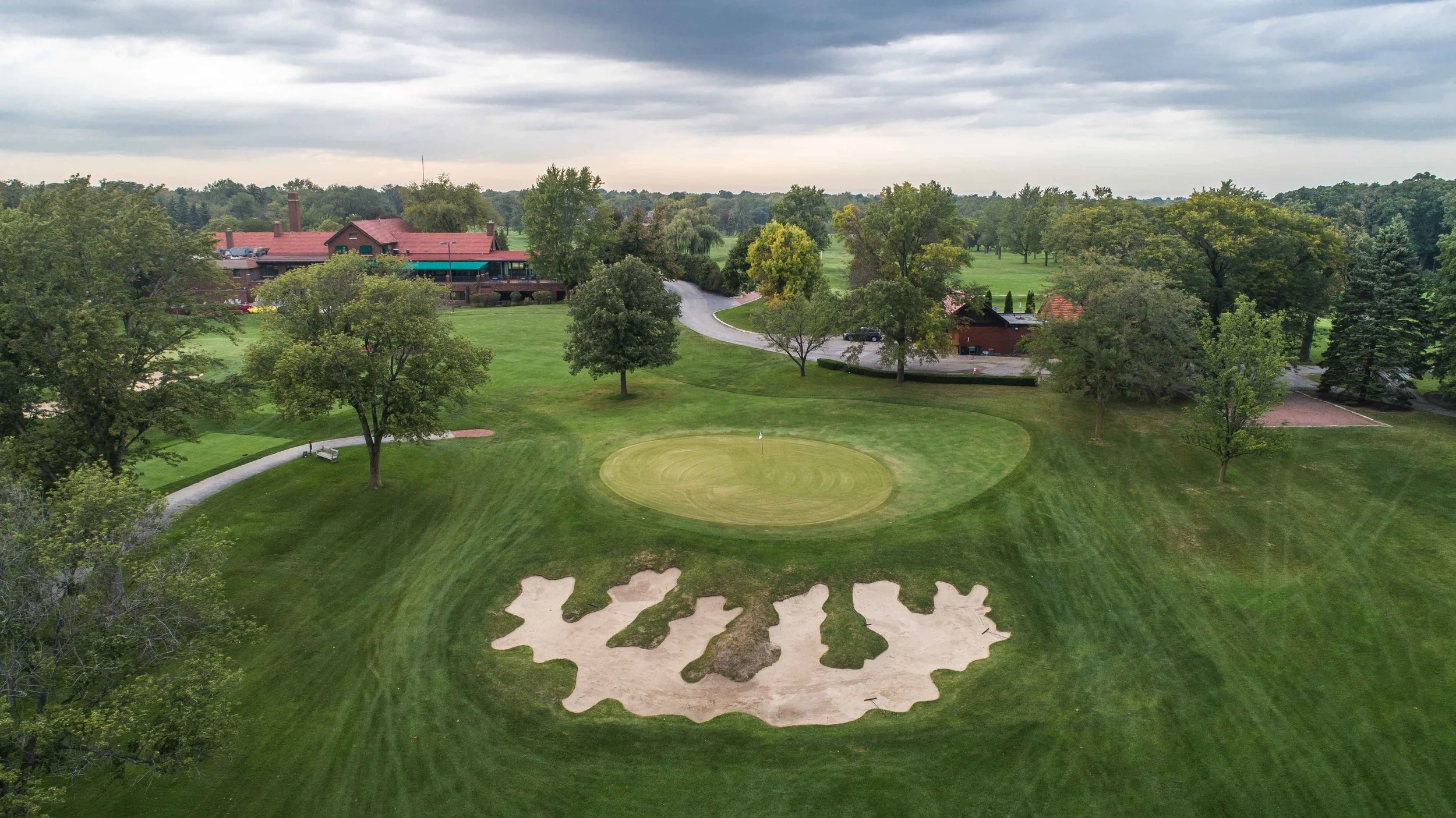 The finishing holes at Flossmoor are exceptionally good. Here we see the 16th green.