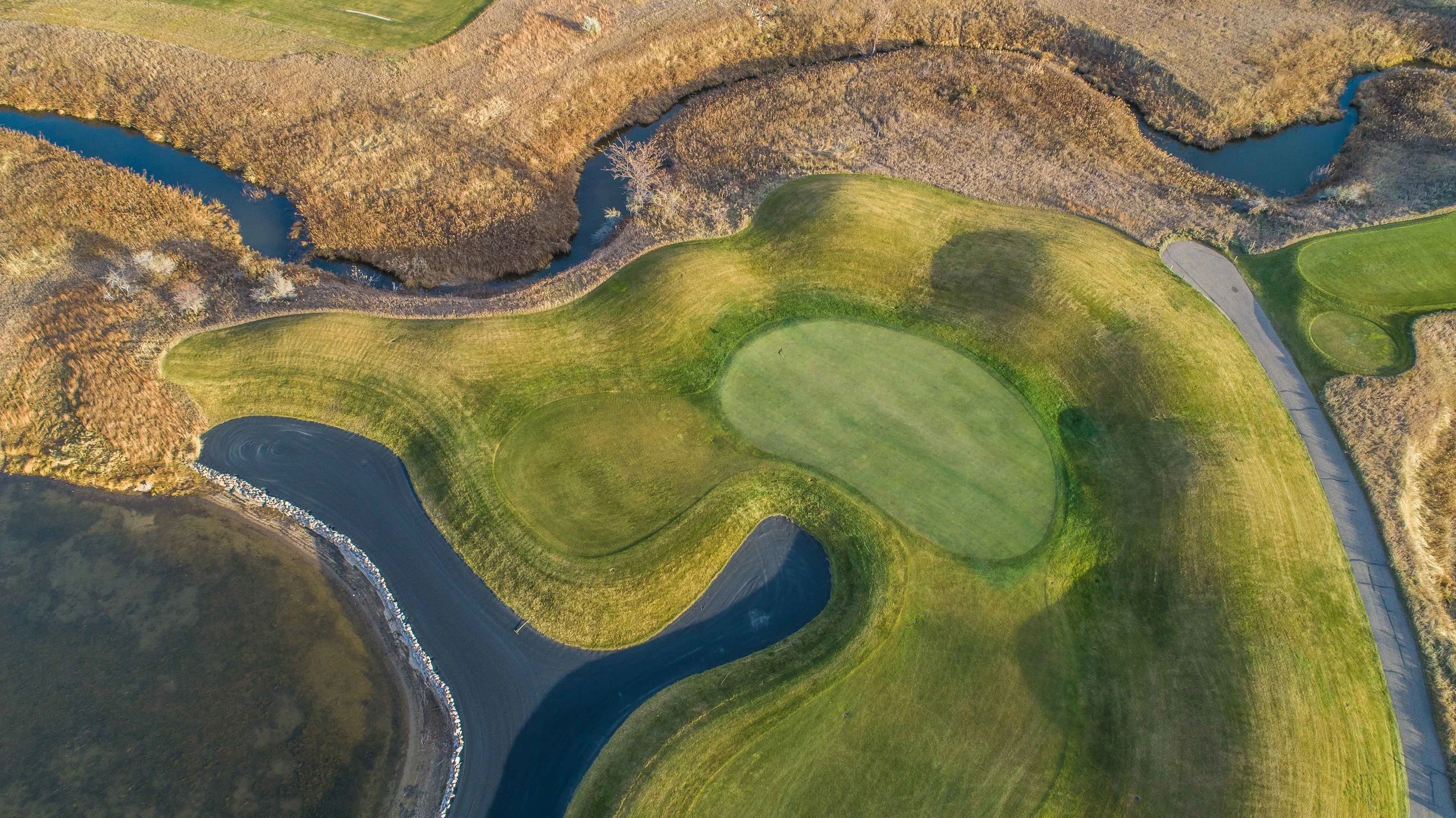 That black sand down below is actually crushed coal that is used in all of the bunkers at Hawktree. It plays pretty nice.