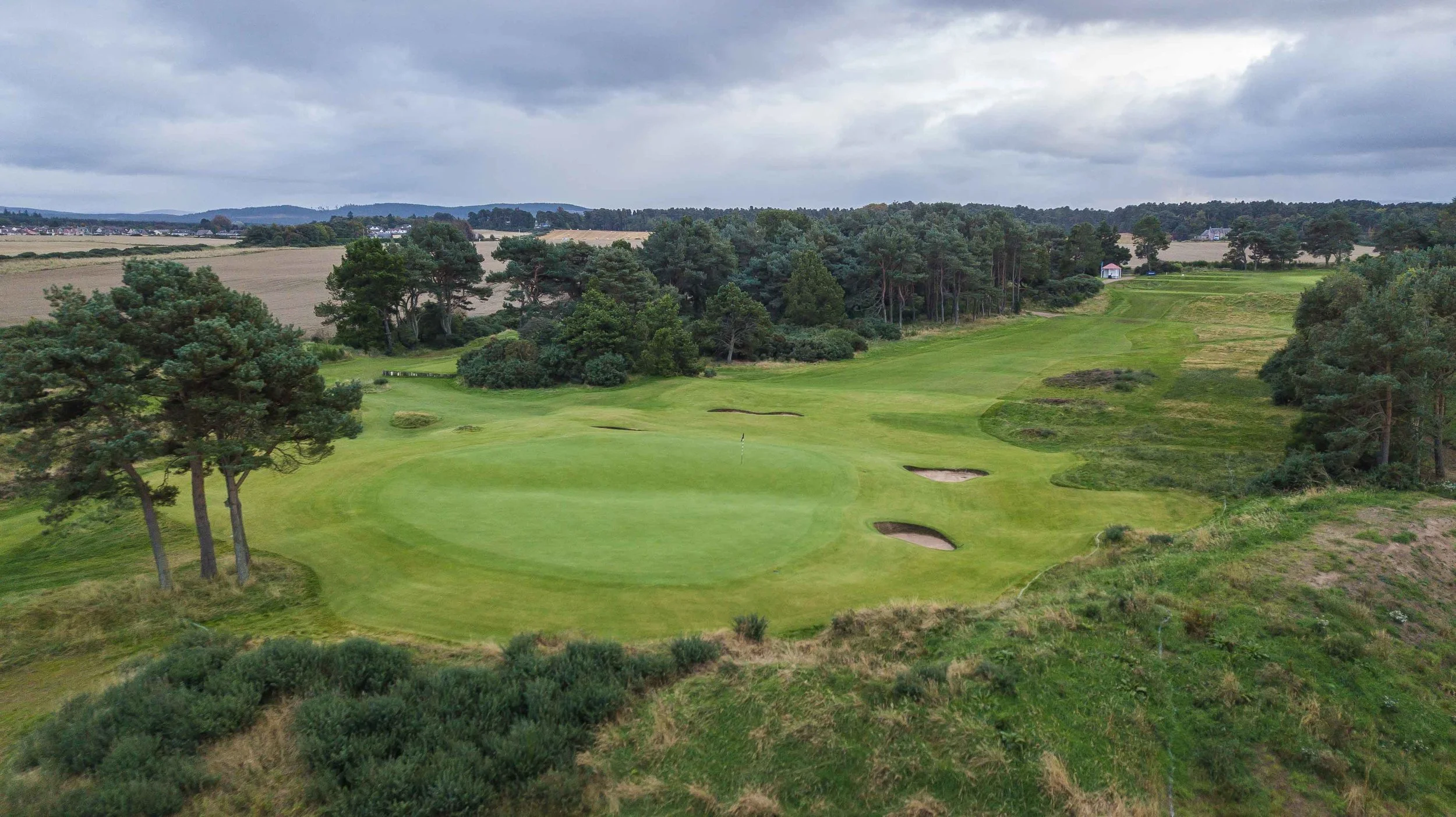The long 14th hole, “kopje” plays downhill and difficult. Kopje is of South African origin and means small hill in a generally flat area.