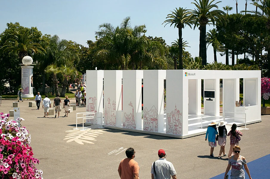 Microsoft_Hole_in_the_World_Cannes_1.jpg