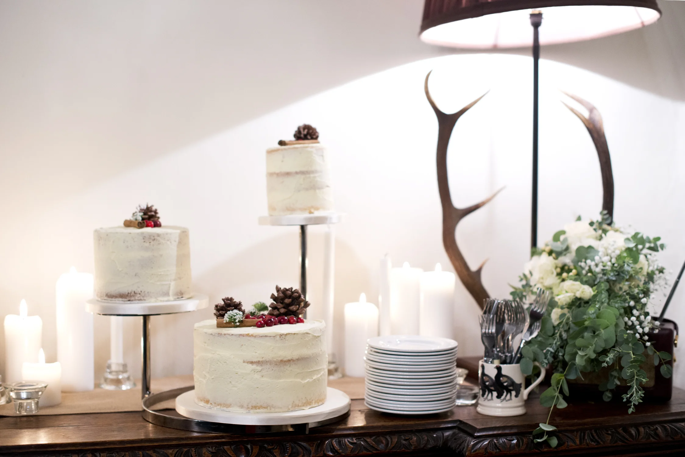 THE DESIGN BRITTANY HAD IN MIND FOR HER SIMPLE, RUSTIC WINTER WEDDING WAS ABSOLUTELY STUNNING AND IN HARMONY WITH THE COMFORTABLE AND COSY ATMOSPHERE OF THE CASTLE..