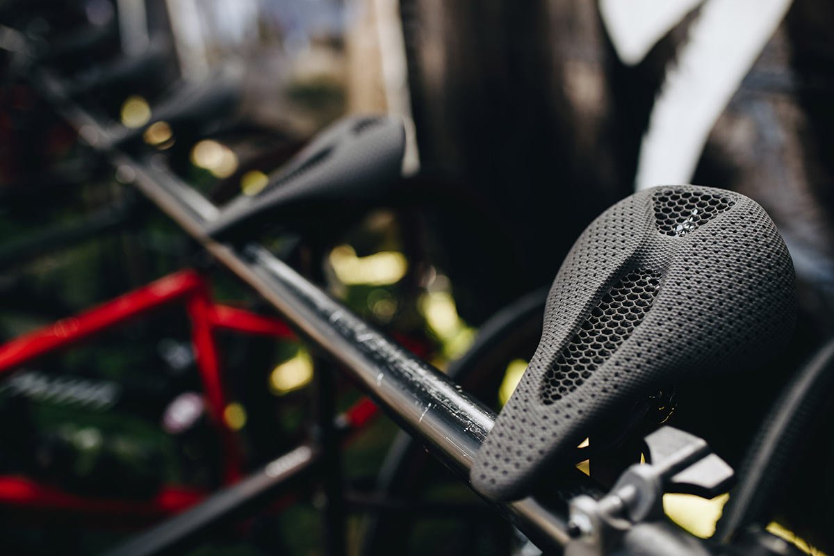 2020-specialized-power-mirror-3d-printed-carbon-fiber-bike-saddle-studio-shots-4.jpeg