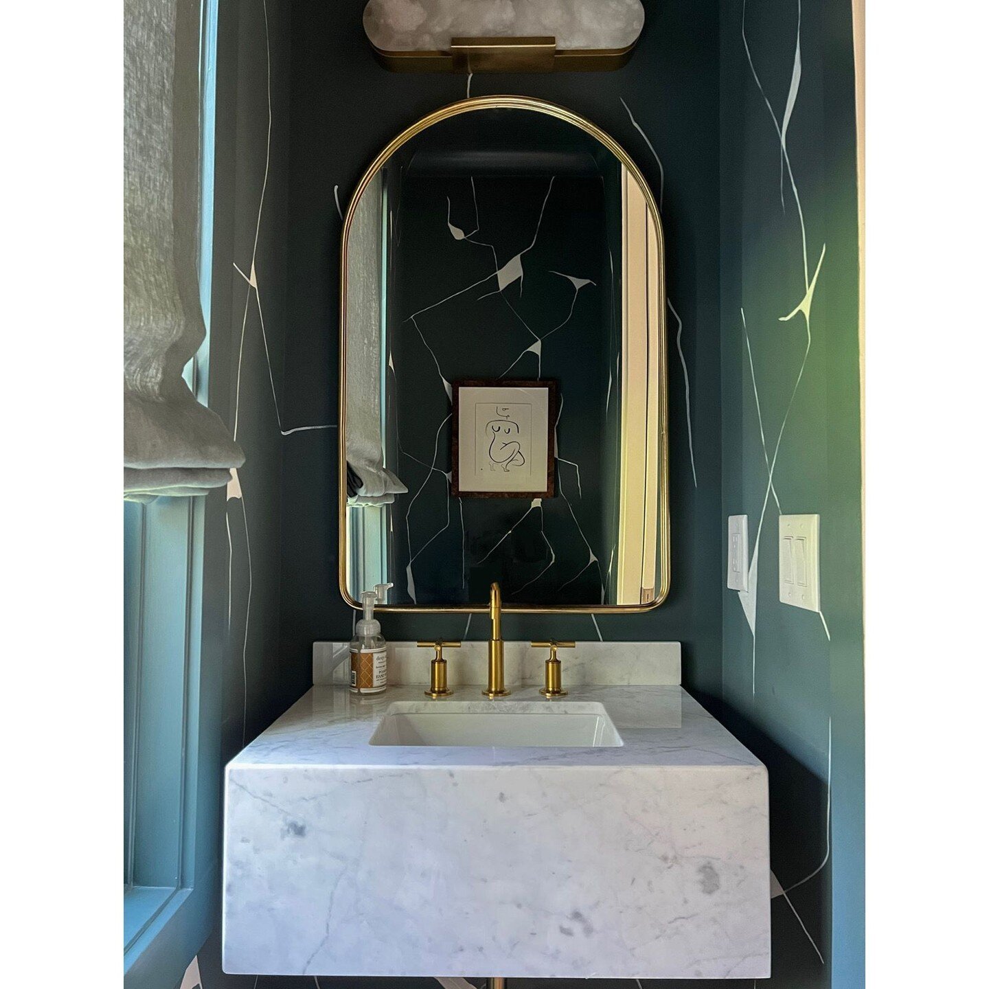 It may be safe to say that designing statement powder baths are my kryptonite. Let's here it for this never shared before one! 👏👏👏

.
.
.
.
.
#interiordesign #charlestoninteriors #charlestoninteriordesign #beccajonesinteriors #sodomino #cljsquad  