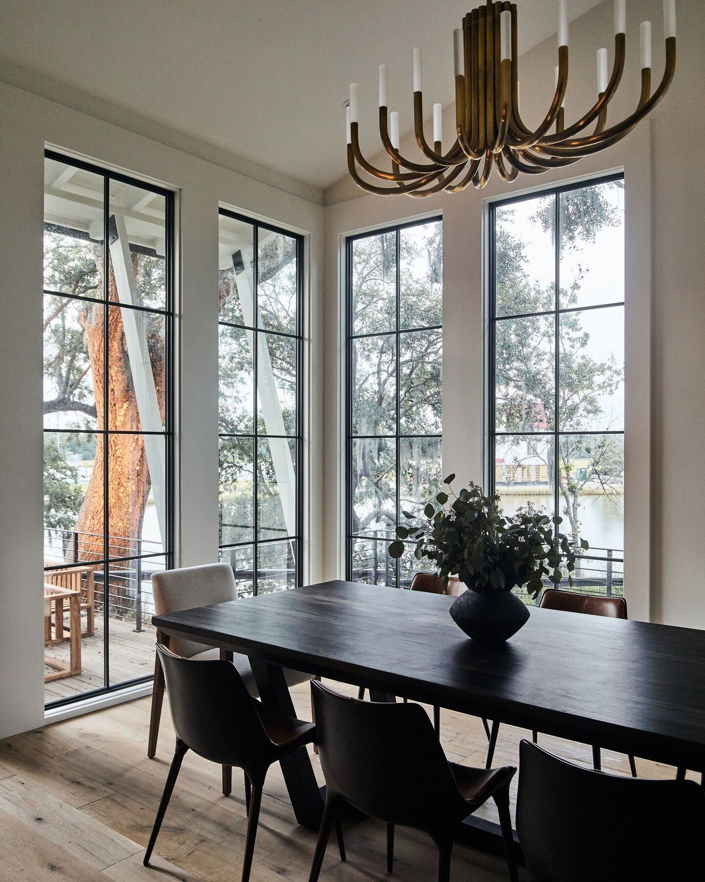 Dining with a view 😍
pc: @josephgbradshaw

.
.
.
.
.
#interiordesign #charlestoninteriors #charlestoninteriordesign #beccajonesinteriors #sodomino #cljsquad  #formandfunction #interiorstyling #charlestoninteriordesigner #interiorinspiration #homeins