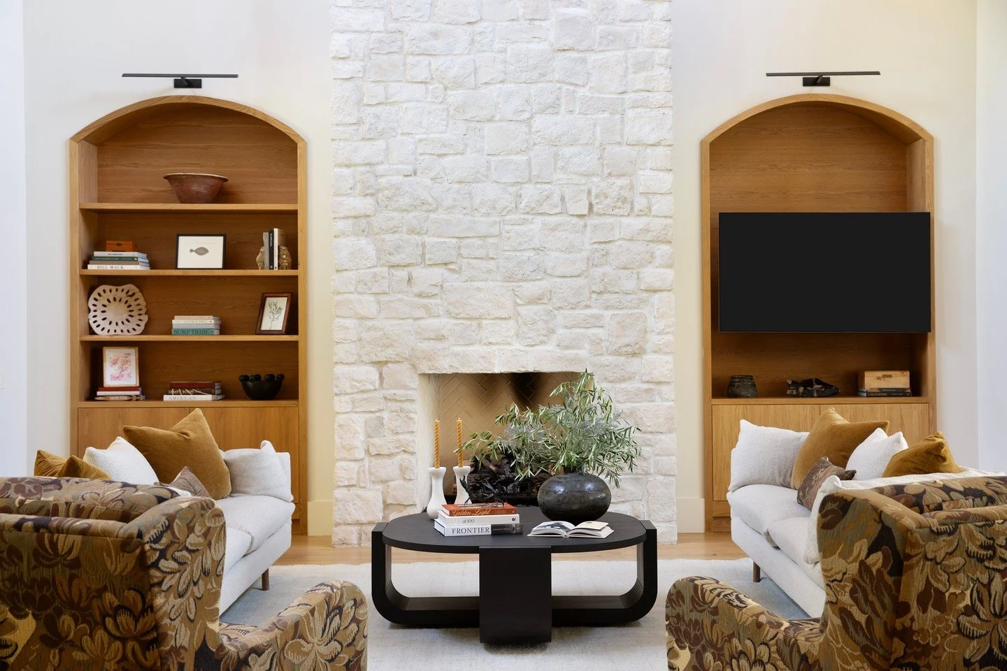 The blending of natural elements with modernism will forever be a classic combination. Warm wood, organic stone, and clean lines come together to create a space that feels both timeless and fresh.

photos: @margaret.wright
Architect: @balanced_works 
