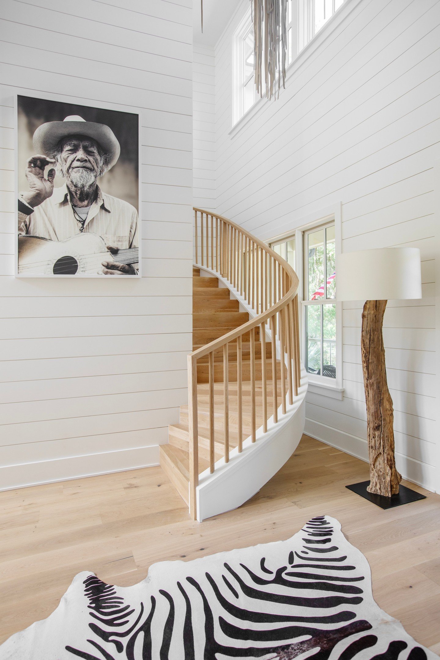 An entryway worth coming home to. 

Photos: @margaret.wright
Builder: @jonathanghanthomes

.
.
.
.
.
#interiordesign #charlestoninteriors #charlestoninteriordesign #beccajonesinteriors #sodomino #cljsquad #formandfunction #interiorstyling #charleston