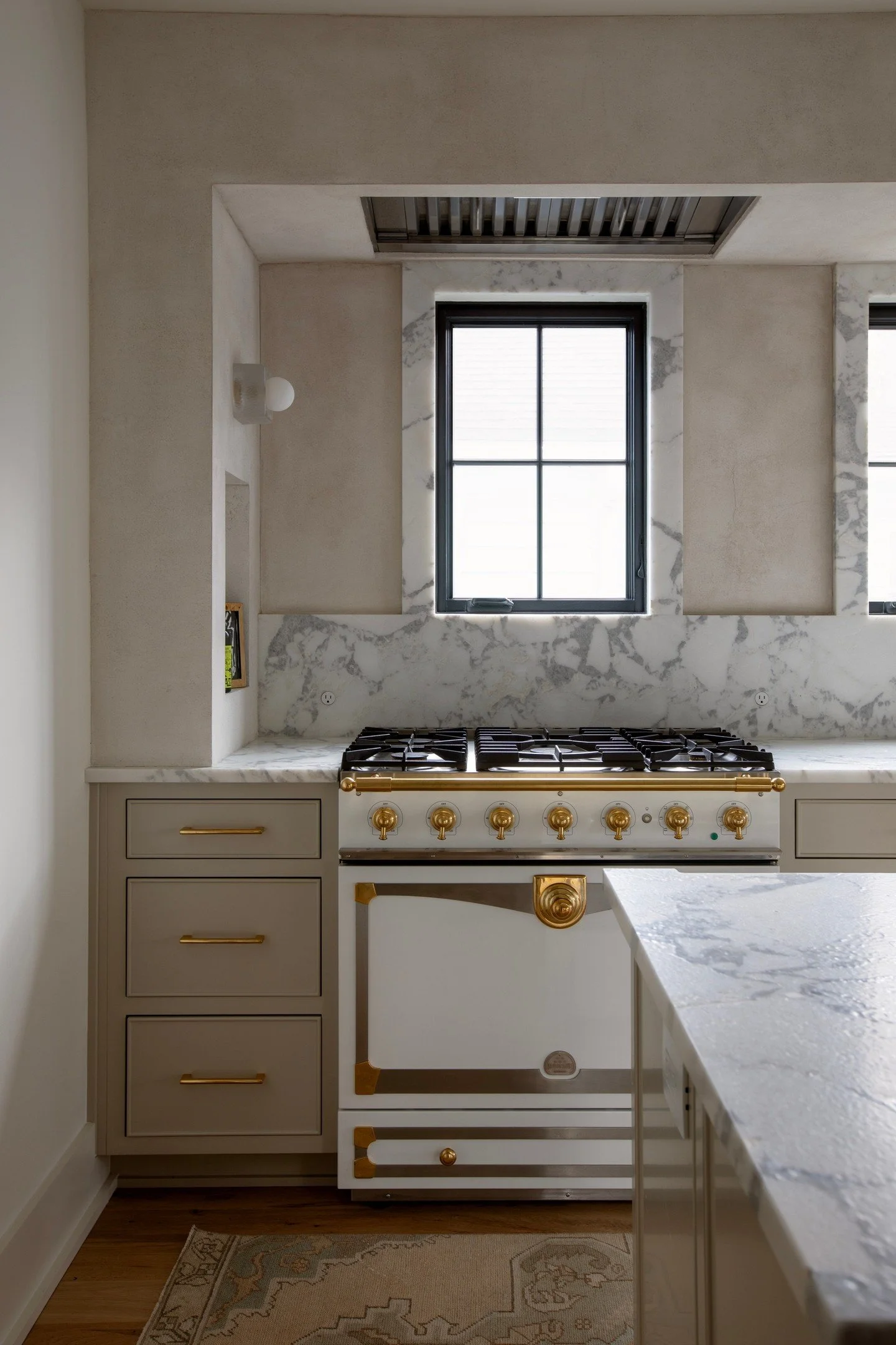Kitchen details that are practically yet beautiful around every corner. 

Builder: @discoverydevelopment.
Photos by: @margaret.wright