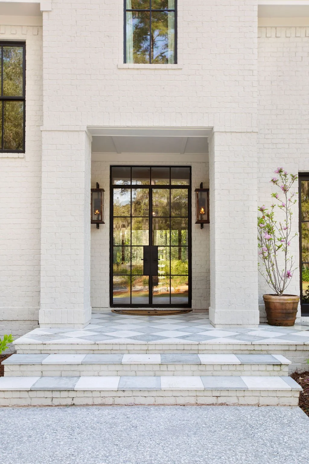 Curb appeal we&rsquo;ll never get tired of 

Photos: @margaret.wright
.
.
.
.
.
#interiordesign #charlestoninteriors #charlestoninteriordesign #beccajonesinteriors #sodomino #cljsquad #formandfunction #interiorstyling #charlestoninteriordesigner #int