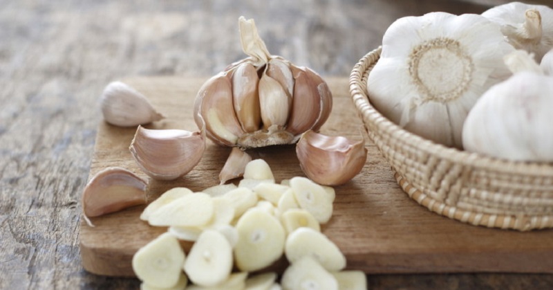 To get the greatest health benefits from garlic, allow it to sit for 10 minutes after slicing/mincing, before cooking to allow the allicin (the major biologically active component of garlic) to form. Image source www.davidwolfe.com
