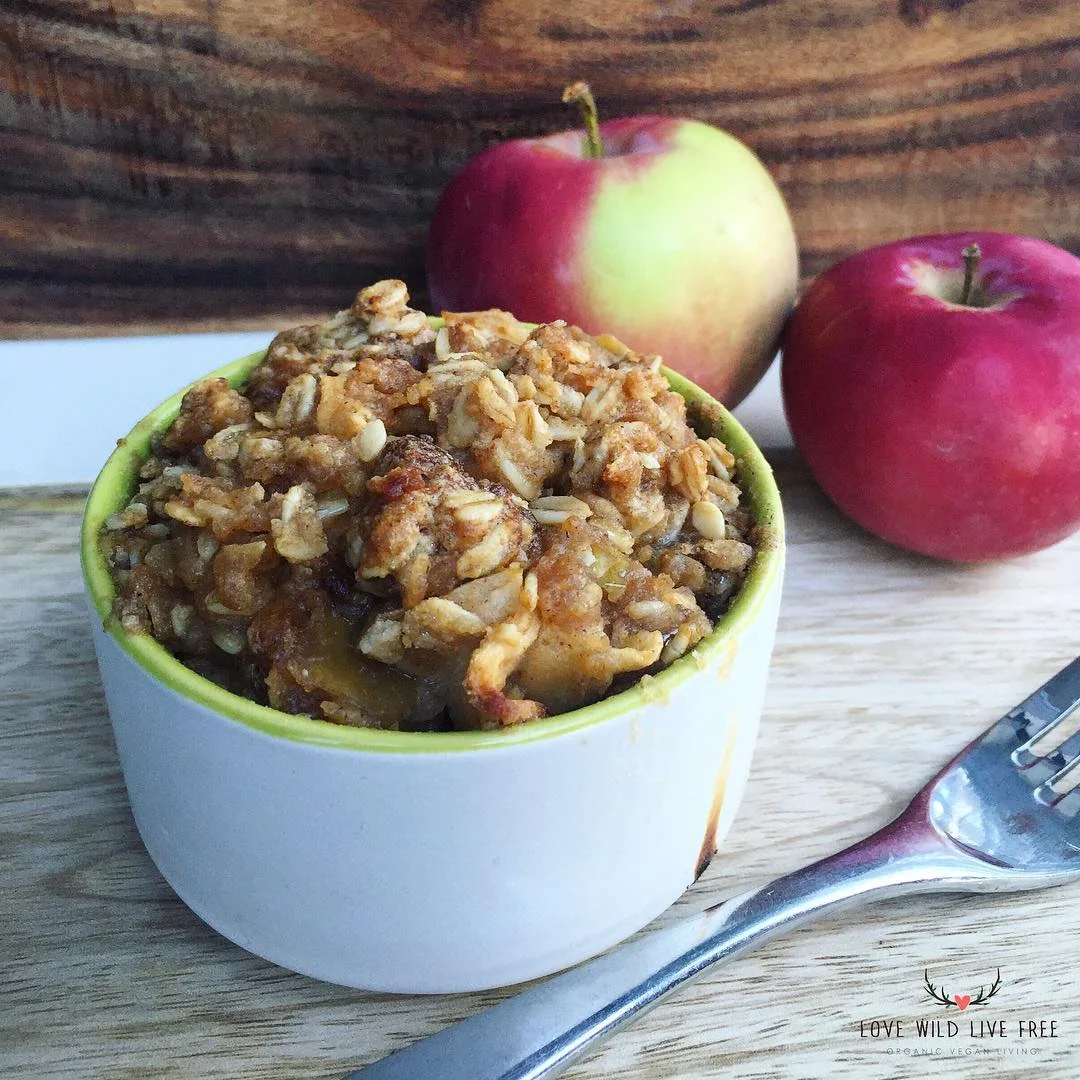 My Vegan Apple Crisp made with a cinnamon & sugar oat topping is perfect any time of the year. Serve it warm with dairy-free ice cream for the ultimate (guilt-free) indulgence.