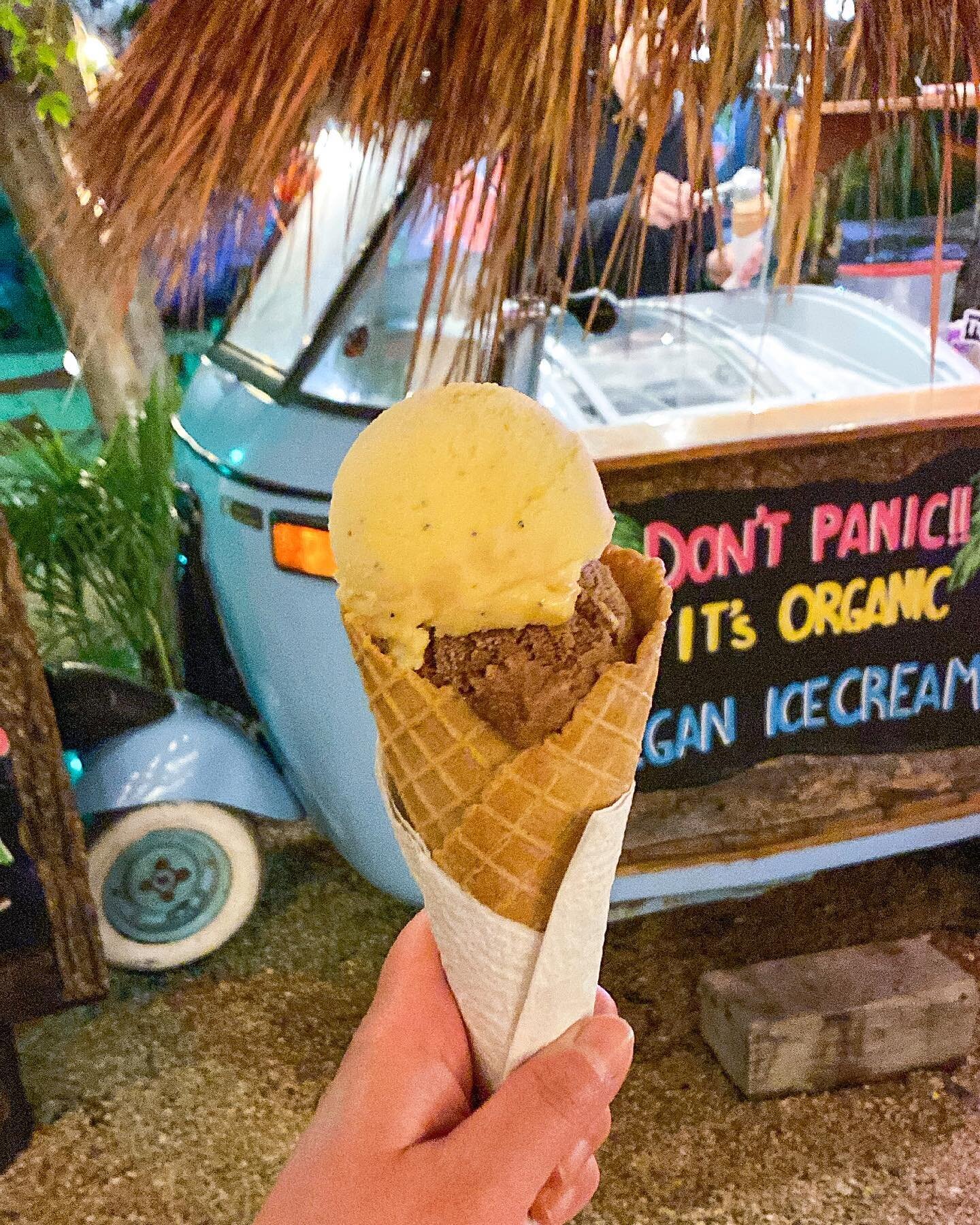 Still dreaming about these scoops🍦Passion Fruit &amp; Cacao ice cream in a waffle cone! 😍

👈 Swipe to see all of the delicious flavour options!

We visited @thetuktukmx at @palmacentraltulum last night and it was such a treat! This coconut-based v