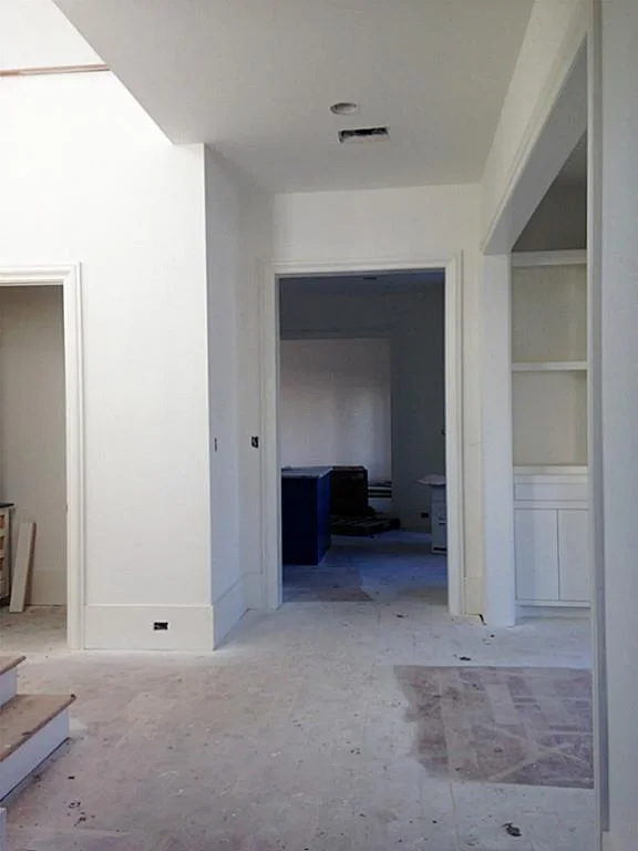Entry foyer showing the interplay of whites that create a subtle beauty, full of light and nuance.