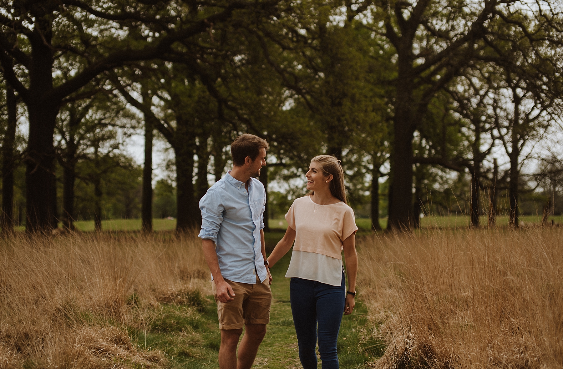 relaxed wedding photographer