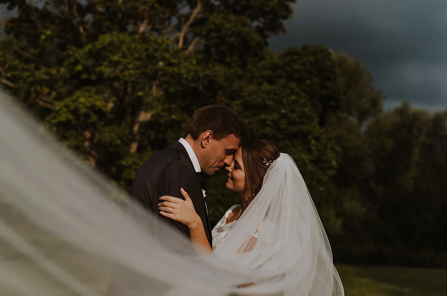 A wonderful summer wedding at Notley Abbey with Katherine &amp; Matthew.
