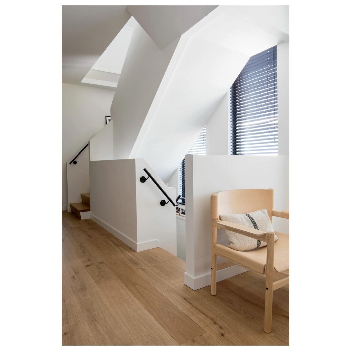 Hallway goals @little_neighbours met de prachtige stoel van @taktcph #hallwaygoals#interiordesign #interieurinspiratie #wonen#modernliving#interi&oslash;r #interiordecor #interior4all #modernhallway#hallwaydeco#designfurniture #designchair#takt#inter
