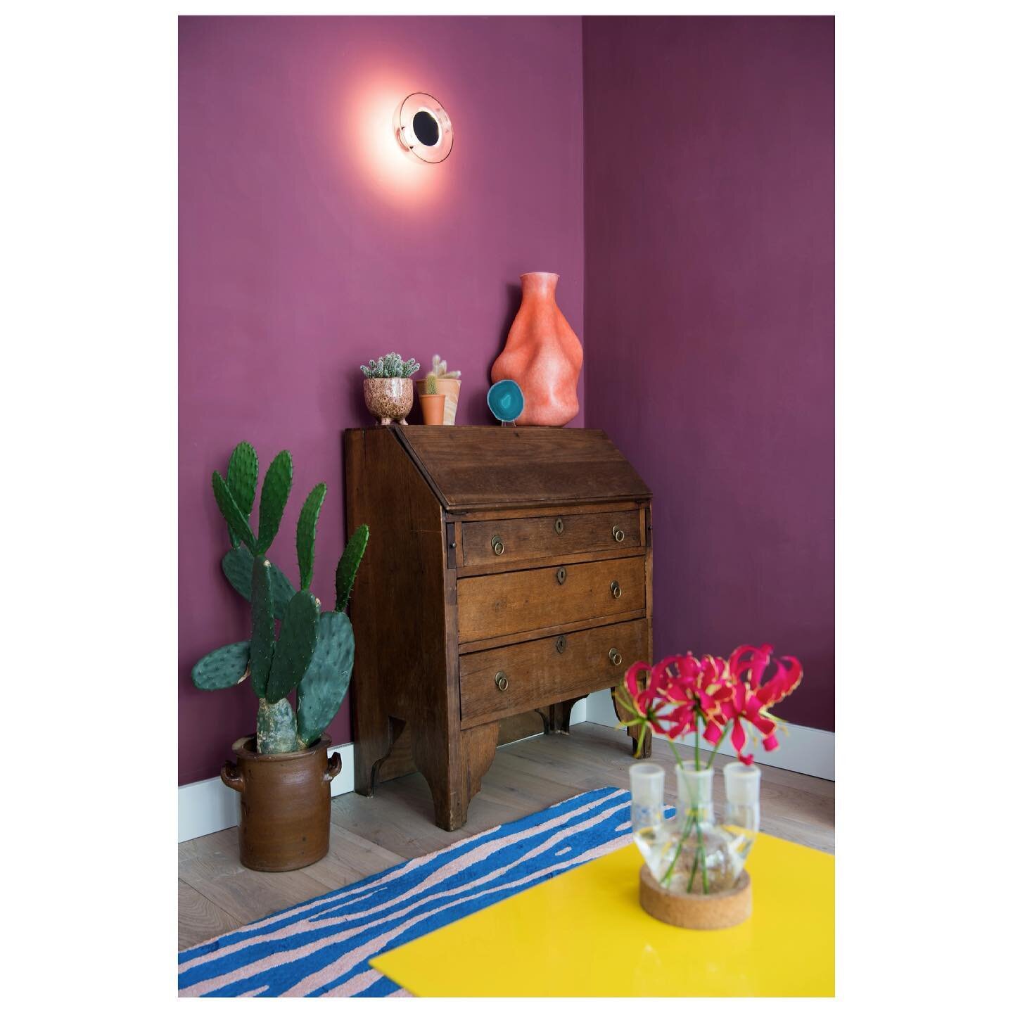 En nu gaan we natuurlijk lekker veel funky plaatjes plaatsen uit onze @getclever publicatie gefotografeerd in het huis van @studiojaaf Hebben jullie het prachtige vloerkleed van @studio.vacay gespot? Love it #interior#getvlever#archidigest #living#wo