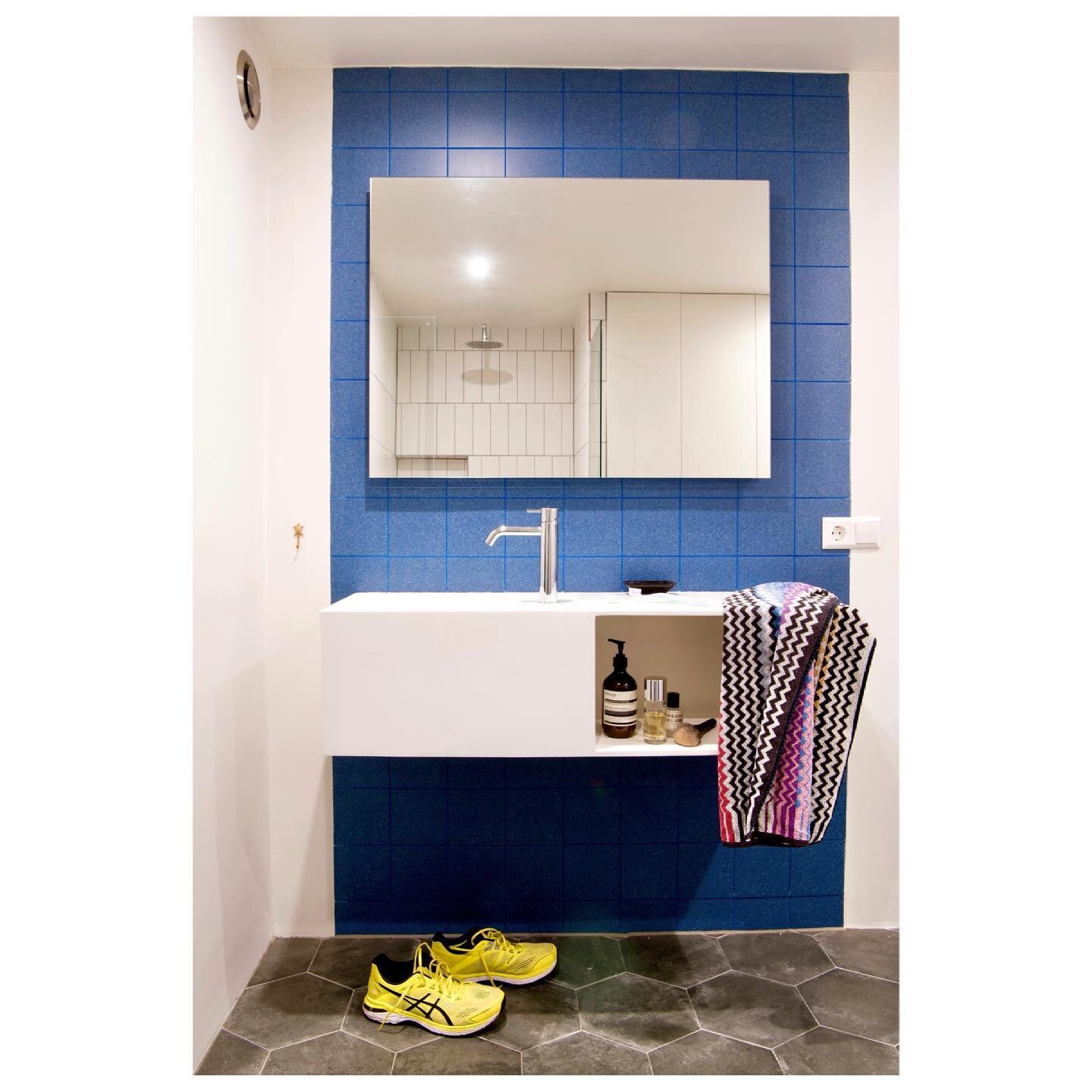 Oelalalalaaaa badkamer met blauwe tegels en blauwe voegen!!! Ontworpen door @studiojaaf!  We love it!Gefotografeerd en gestyled @studiojaaf voor @getclever #badakmer#badkamergoals#blauwetegels#blueroom#bluebathroom#bathroomdeco#bathroomstyling#badkam