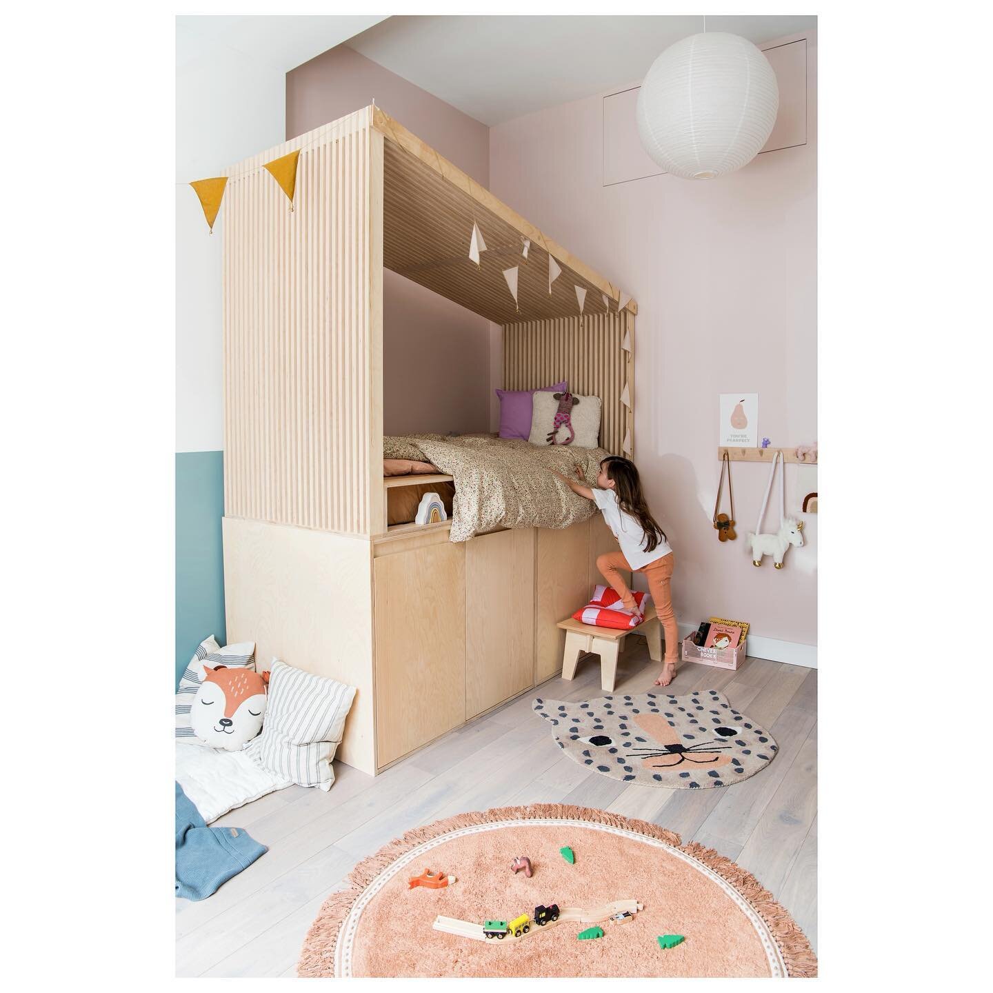 Kids room inspo toooooo the max @nic.in.leiden Gefotografeerd voor @oudersvannu #kinderkamerstyling #kinderkamerinspiratie #kidsroominspo#kinderkamer#kidsroomdecor #decor#interiorinspo#kinderkamerdecoratie #wonen#living#modernkidsroom#kinderzimmerdek