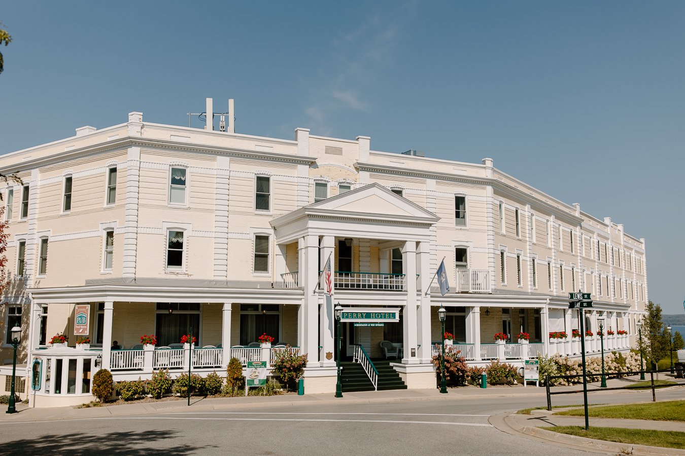 staffords-perry-hotel-wedding-petoskey-michigan-8.jpg