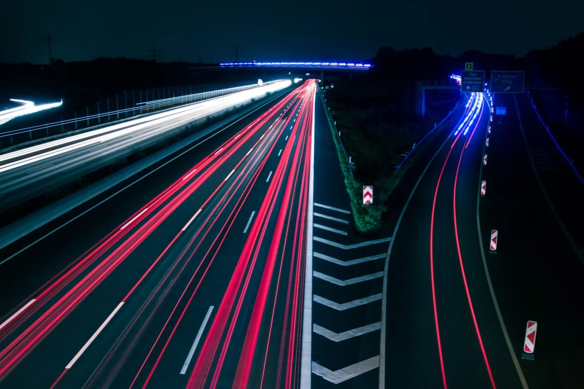 traffic_lights_highway_night_blue_red_white_ambulance-1372112.jpg